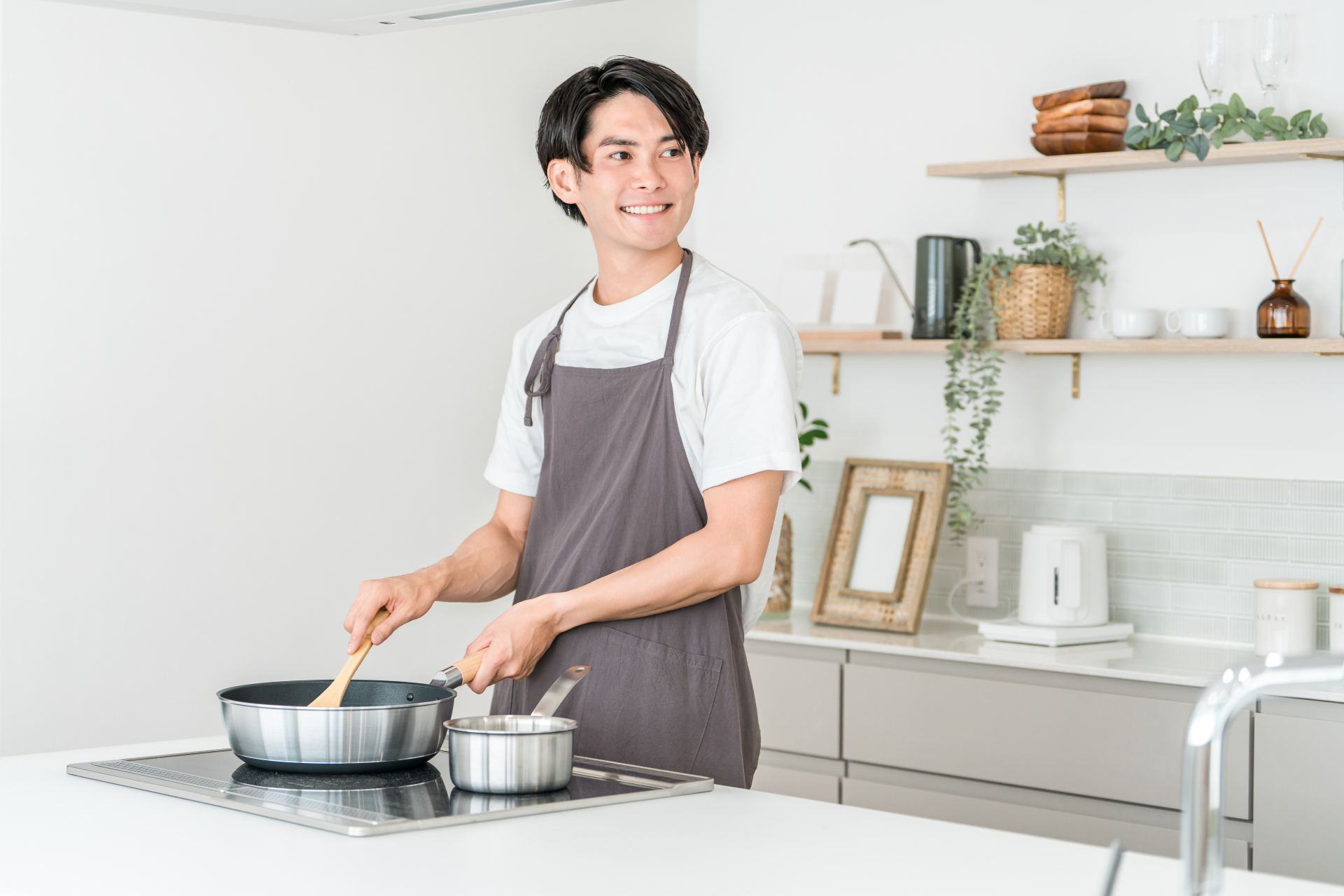 エプロンを着て料理をしている男性