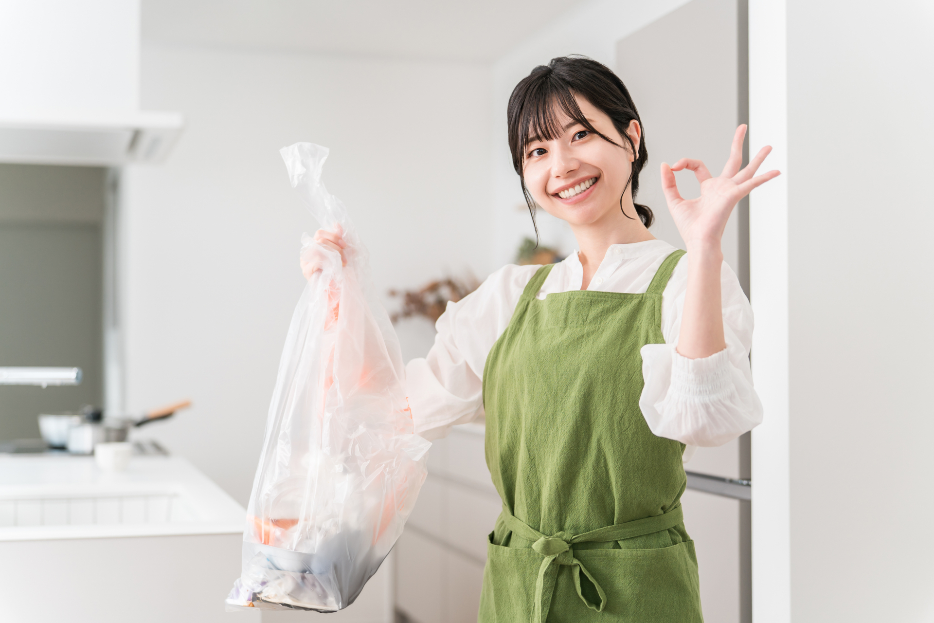 バッチグーな格好でこちらを見ている女性