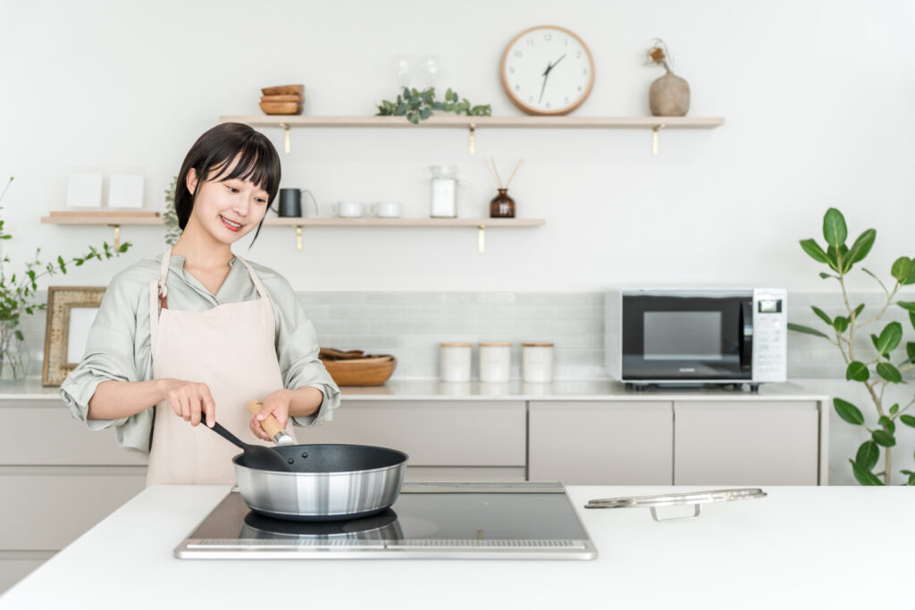 料理をしている女性